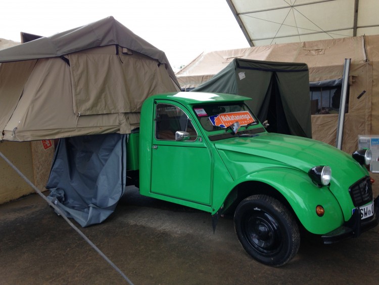 Citroen 2CV mit Dachzelt