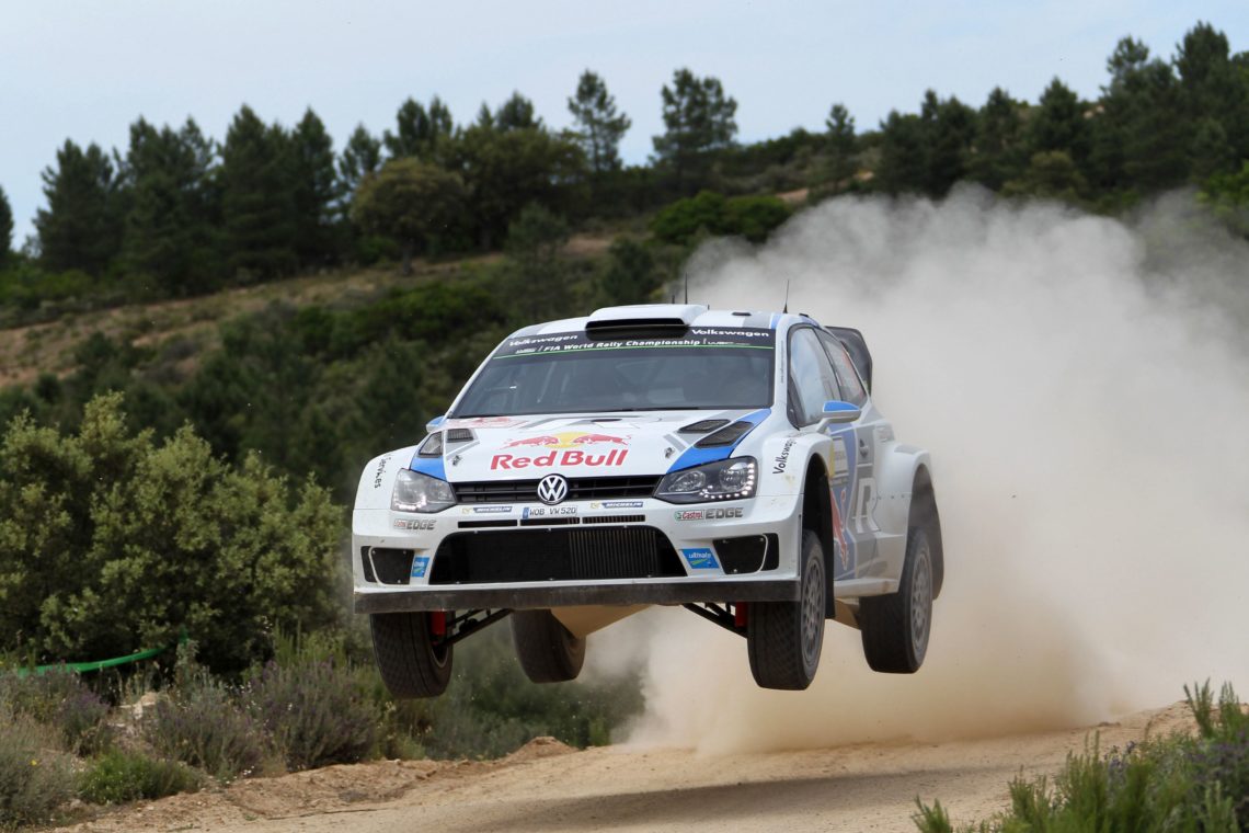 SÉBASTIEN OGIER GEWINNT IM VW POLO WRC AUF SARDINIEN