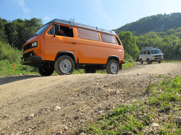 VW Bus T3 Syncro orange im Einsatz