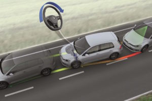  Foto © VW Eine Kamera erkennt die Fahrbahnmarkierungen, kommt das Auto ihnen zu nahe oder überschreitet sie ohne zu blinken, warnt das System zum Beispiel durch Vibrationen im Lenkrad oder auch akustisch. nt, der in solchen Situationen eingreift und sanft gegenlenkt, so dass das Auto in der Spur bleibt.