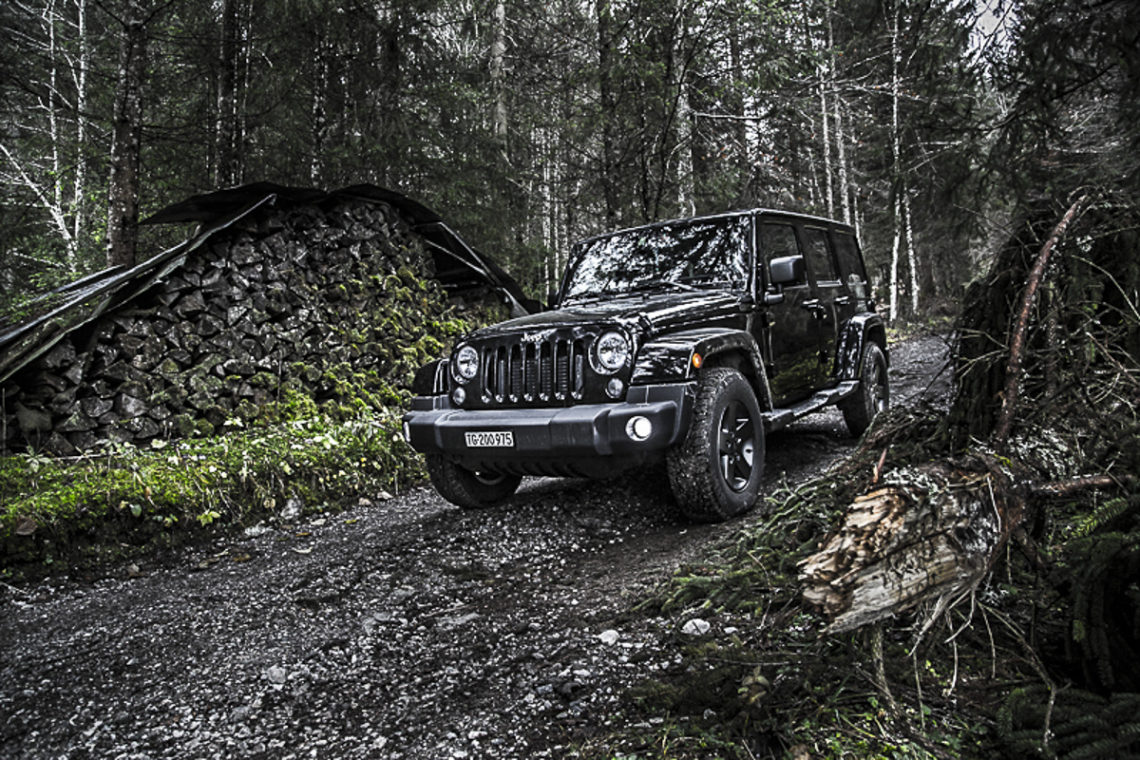 Jeep_Wrangler_Unl_Sahara_Front_Forest