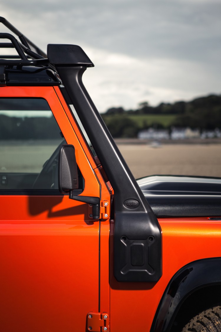 Land Rover DEFENDER „CELEBRATION“ SERIE Adventure