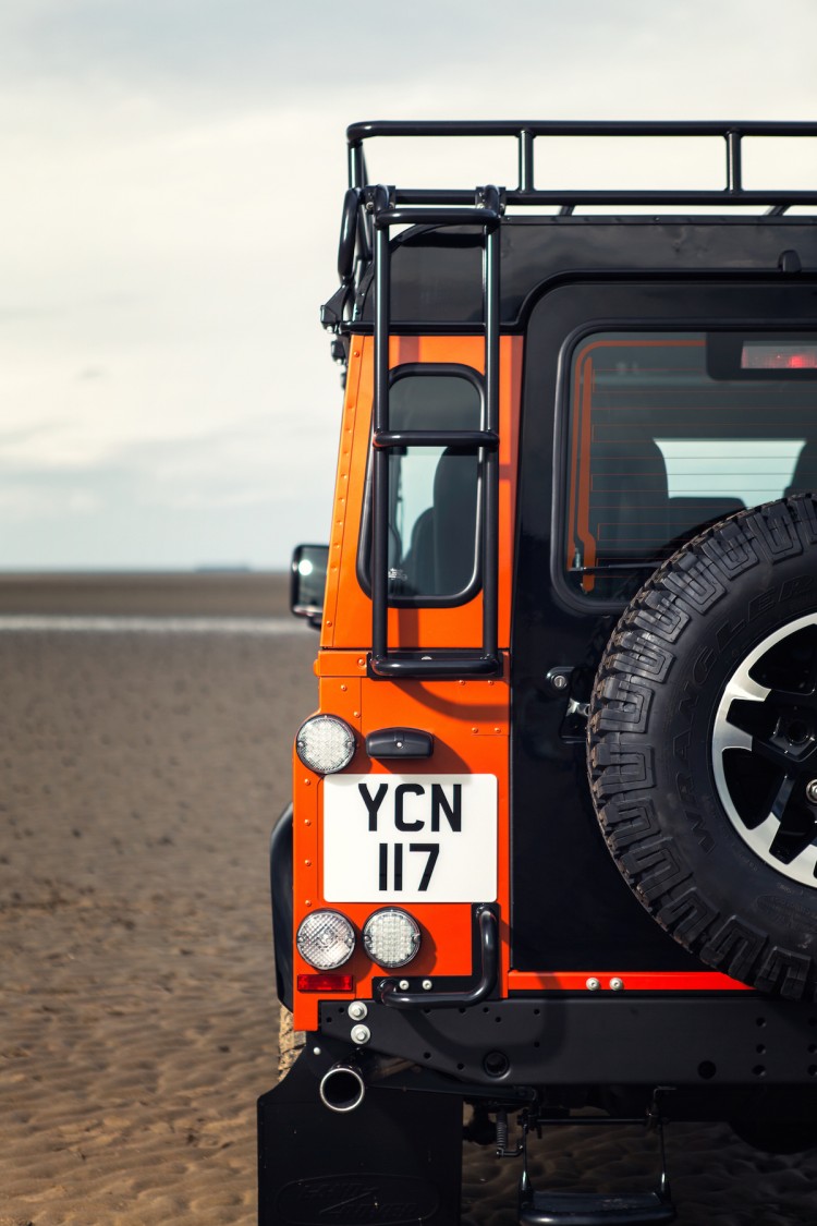 Land Rover DEFENDER „CELEBRATION“ SERIE Adventure