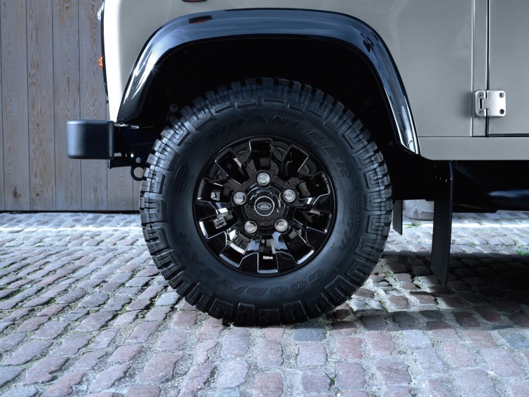 Land Rover DEFENDER „CELEBRATION“ SERIE Autobiography