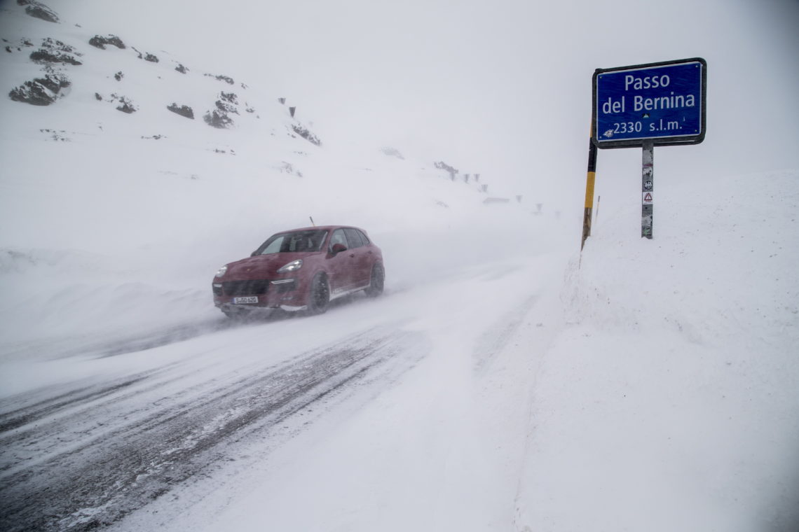 Mit dem Porsche Cayenne im Winterfahrtraining.