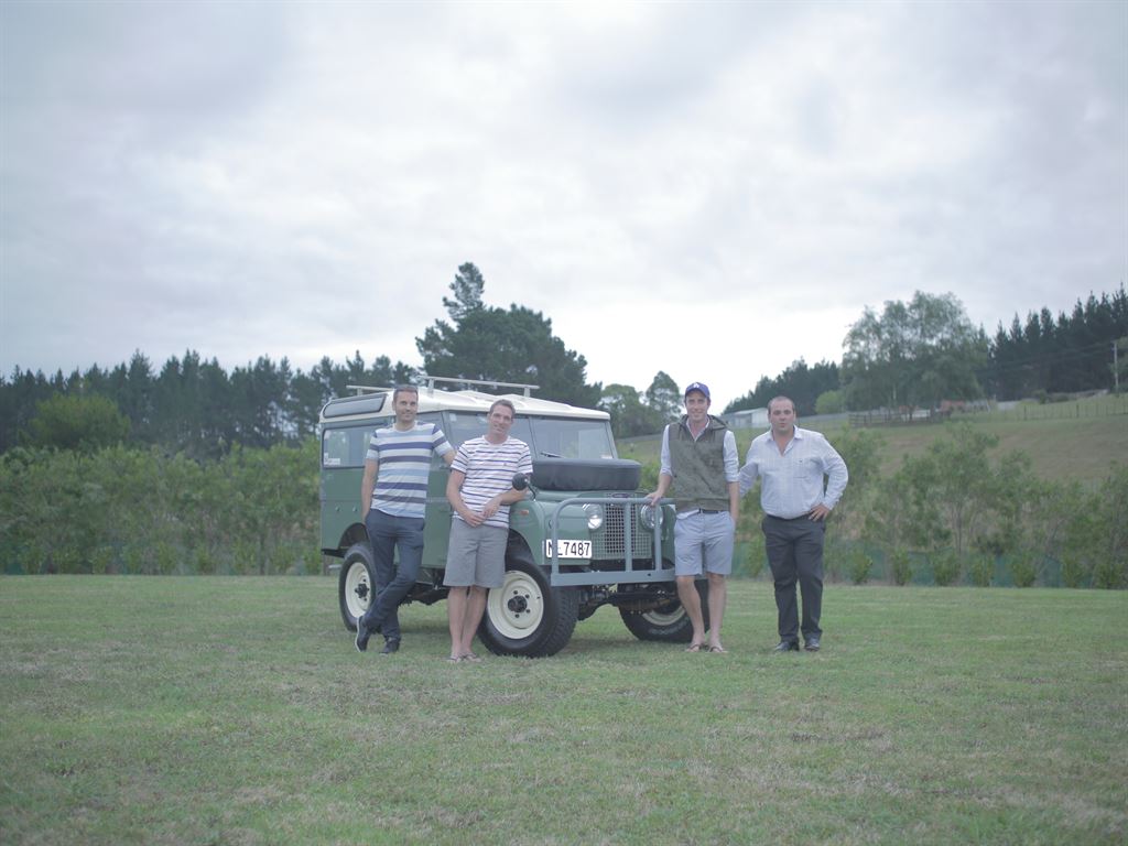 Land Rover macht vier Defender-Liebhabern unerwartetes Geschenk