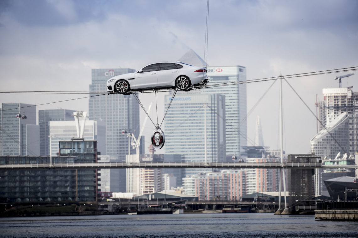 Jaguar XF 2015 wird in einem Hochseilakt in London enthüllt