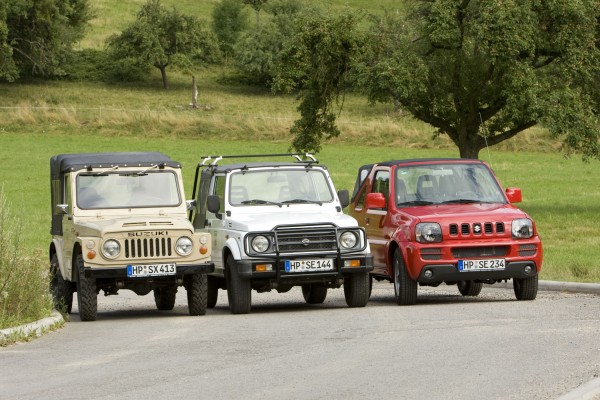 Der Suzuki Eljot LJ80 von 1980, sein NachfolgerSamurai und schliesslich der Jimny: die Ahnentafel der kleine Suzuki-Geländewagen