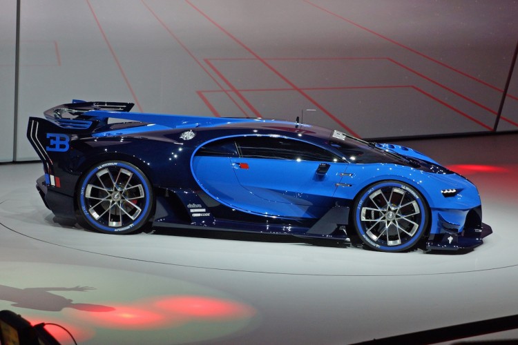 Bugatti gibt auf der IAA mit dem Vision Gran Tourismo einen Ausblick auf seinen kommenden Supersportler, der wohl auf den Namen Chiron h√∂rt und noch schneller sein soll als der Veyron.