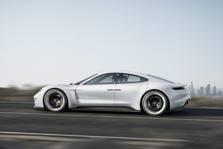 Porsche_Mission_E_09