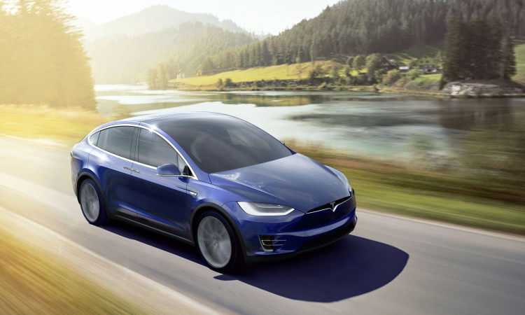 Das neue Elektro-SUV Tesla Model X mit Flügeltüren, Fahrsituation, dynamisch