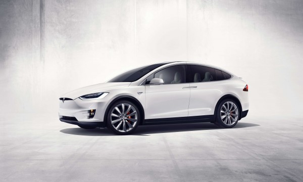 Tesla Model X, weiss, Front, mit geschlossenen Flügeltüren, den sogenannten Falcon Wings