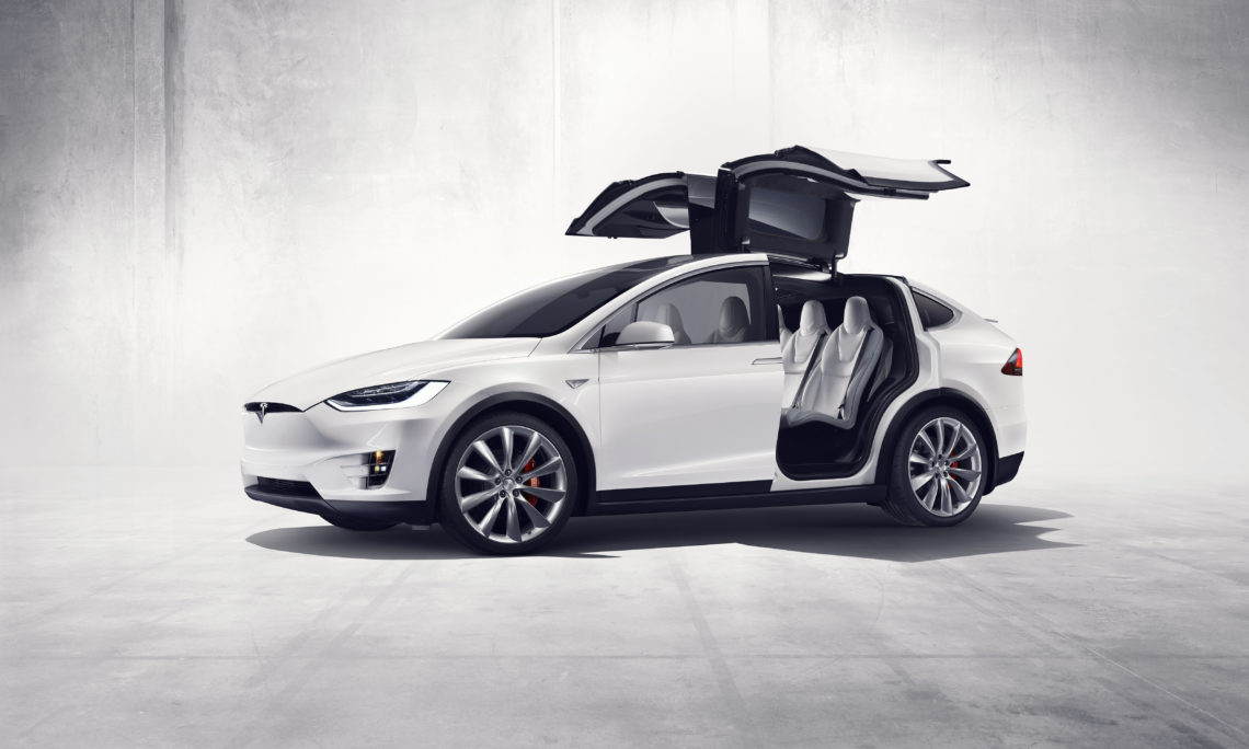 Das neue Elektro-SUV Tesla Model X mit geöffneten Flügeltüren