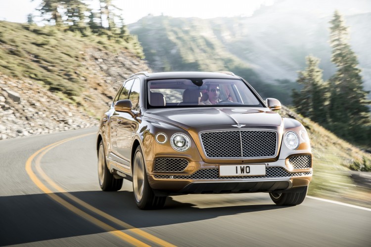 4x4Schweiz News: Bentley Bentayga fährt auf einer Bergstrasse