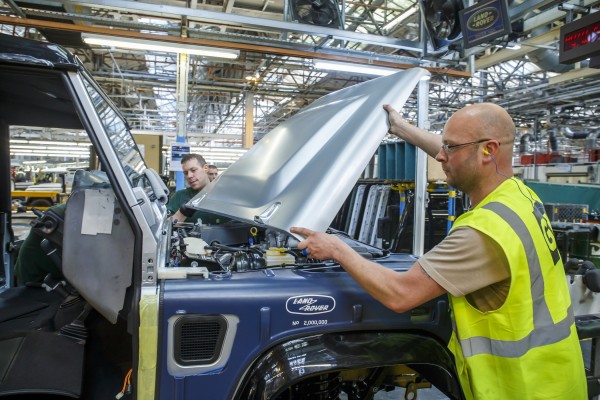 4x4Schweiz-Report: Landrover Defender Motorhaube wird montiert