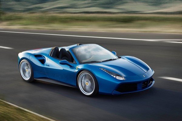 Der Ferrari 488 Spider  mit V8-Mittelmotor und 670 PS verfügt neu über ein Hardtop statt Stoffdach, was das Gewicht um 25 Kilo reduzierte.