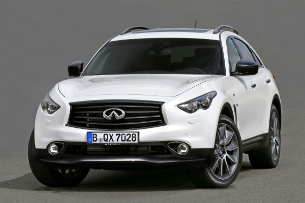 Mit der neuen QX70 Ultimate Edition wird die SUV-Stilikone von Infiniti weiter aufgewertet. Ein sportlich geschnittener Frontsplitter, Tagfahrlichter, ein Heckdiffusor mit integriertem Nebelscheinwerfer, dunkle Chromelemente und eindrucksvolle 21-Zoll-Räder in Anthrazit verstärken die optische Präsenz des ultimativen Crossovers, der in der Schweiz als QX70 3.7 Ultimate mit einem 3,7-Liter-V6-Benzinmotor und intelligentem Allradantrieb erhältlich ist.