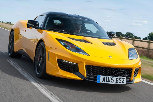 Der Evora 400, der stärkste und schnellste Lotus aller Zeiten, verfügt über ein verlängertes Alu-Chassis und der 3,5-Liter-V6 leistet jetzt 406 PS.