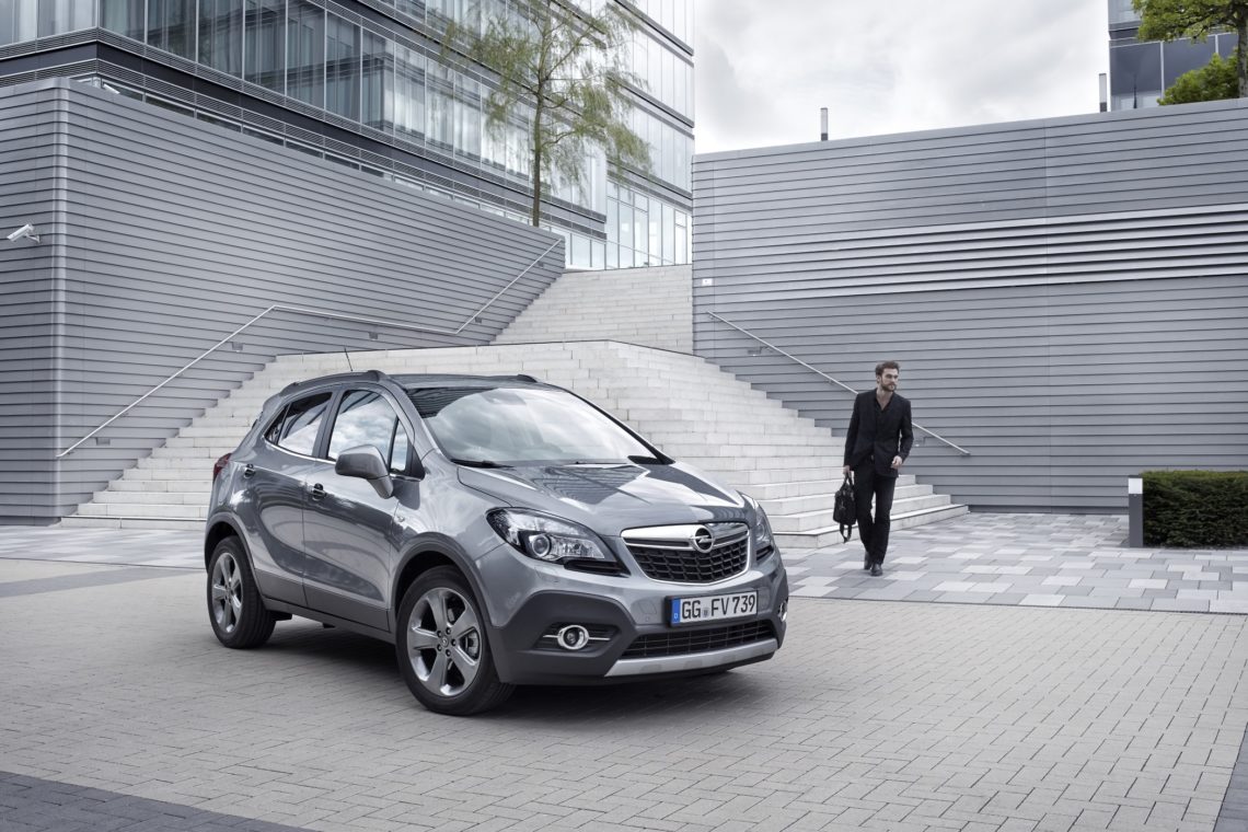 4x4Schweiz-Testbericht: Opel Mokka vor Gebäude