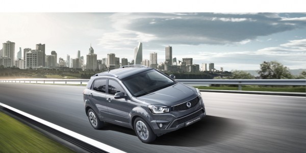 Unter der Haube des SUV-Crossover Korando Modelljahr 2016 schlägt ein neues Herz. Die zwei neuen Antriebe nach Euro-6-Norm sind ein 2,2-Liter-Diesel- (178 PS / 400 Nm) oder 2,0-Liter-Benzinmotor. Jeweils kombinierbar mit einem 6-Gang-Schalt- oder Automatikgetriebe, das schnelle Gangwechsel und eine verbesserte Laufkultur garantiert.