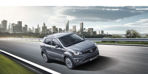 Unter der Haube des SUV-Crossover Korando Modelljahr 2016 schlägt ein neues Herz. Die zwei neuen Antriebe nach Euro-6-Norm sind ein 2,2-Liter-Diesel- (178 PS / 400 Nm) oder 2,0-Liter-Benzinmotor. Jeweils kombinierbar mit einem 6-Gang-Schalt- oder Automatikgetriebe, das schnelle Gangwechsel und eine verbesserte Laufkultur garantiert. 