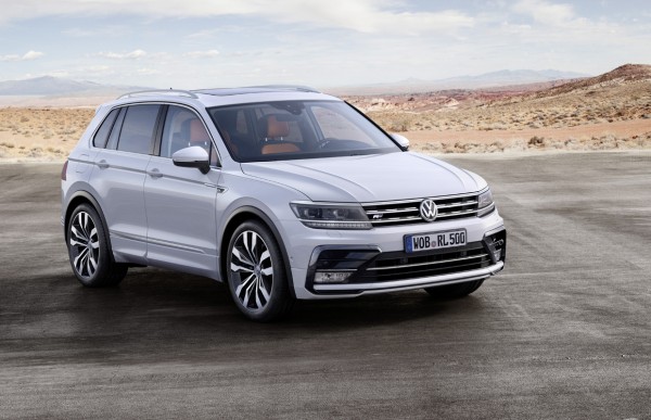 An der IAA in Frankfurt feierte der Tiguan Weltpremiere. An der Auto Zürich wird der SUV-Bestseller nun zum ersten Mal dem Schweizer Publikum präsentiert. Die zweite Generation des Tiguan basiert konstruktiv als erstes SUV des Volkswagen Konzerns auf dem Modularen Querbaukasten. Dadurch verbessern sich alle Eigenschaften des Tiguan: Die Karosserie-Proportionen des neusten Volkswagen SUV sind auffallend sportlich, das Design zeigt Charisma und das Gewicht konnte im Vergleich zum Vorgänger um mehr als 50 Kilogramm reduziert werden. Dabei macht das Platzangebot im Innen- und Gepäckraum einen riesigen Sprung. Das Kofferraumvolumen des neuen Tiguan nimmt bis zu 615 Liter auf; mit umgeklappten Rücksitzlehnen entsteht eine Kapazität von 1655 Litern. Ein Plus an Effizienz kennzeichnet auch die Motoren: Hier steht ein breites Spektrum von sieben Aggregaten zur Verfügung; sie leisten zwischen 125 PS und 240 PS. Auf den Schweizer Markt kommt der neue Tiguan voraussichtlich im April 2016. Autogrammstunde mit Gölä: Am Sonntag 1. November besucht der Mundartrocker Gölä die «Auto Zürich». Von 14 bis 15 Uhr wird er in der Halle 7 am Stand von Volkswagen Autogramme geben. Der «Büezer der Nation» und Botschafter von VW Nutzfahrzeuge präsentiert zudem das Sondermodell Amarok Ultimate.