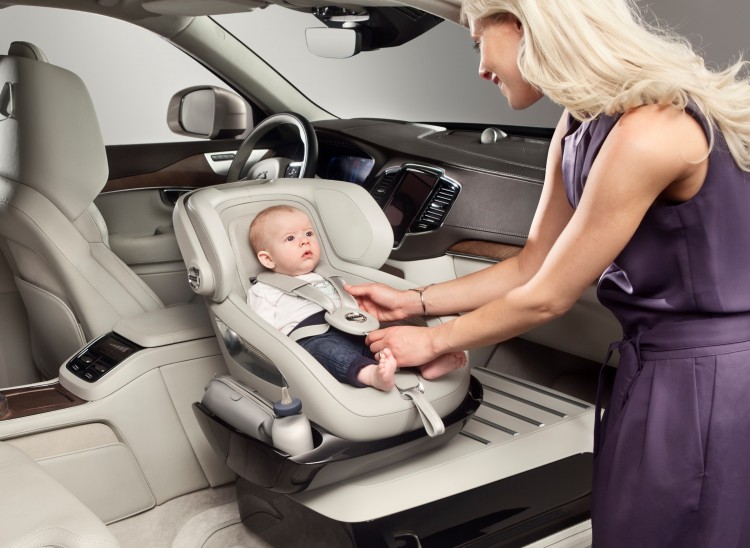 Volvo Kindersitz Studie, der Kindersitz steht auf einer Konsole anstelle des Beifahrersitzes und kann bequem nach aussen gedreht werden