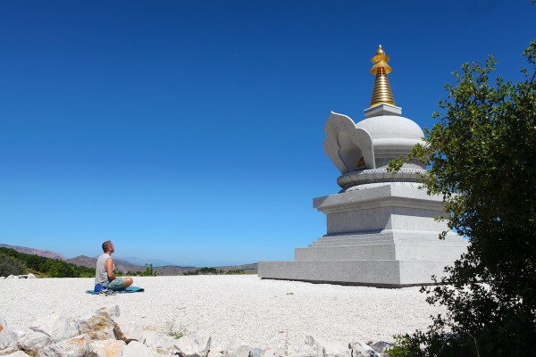 4x4Schweiz-Travel: Mario Goldstein mit einem Wasserwerfer zum Dalai Lama, Stupa in den Bergen Griechenlands