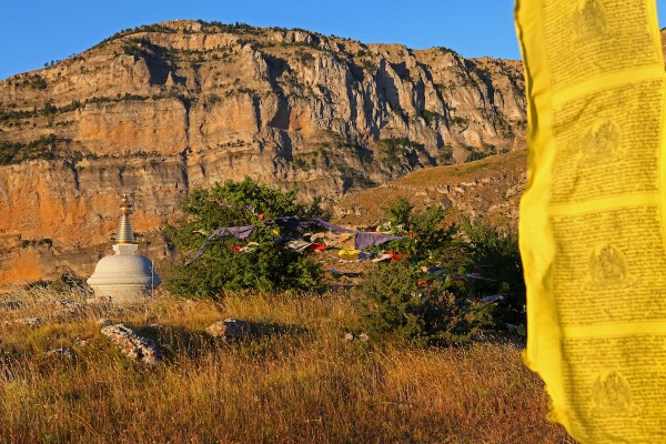 4x4Schweiz-Travel: Mario Goldstein mit einem Wasserwerfer zum Dalai Lama, Stupa in den Bergen Griechenlands