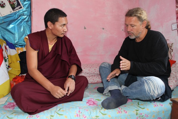 4x4Schweiz-Travel: Mario Goldstein mit einem Wasserwerfer zum Dalai Lama, Gespräch mit einem tibetischen Mönch, der aus Tibet geflüchtet ist