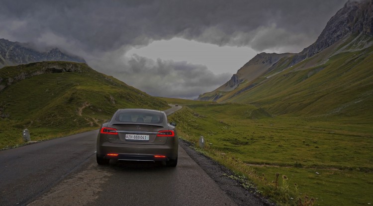 Mit dem Tesla Model S P85D über den Albulapass in der Schweiz