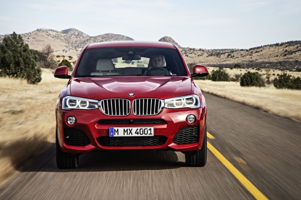 BMW X4 28i im Test, auf der Strasse von vorne, Frontansicht