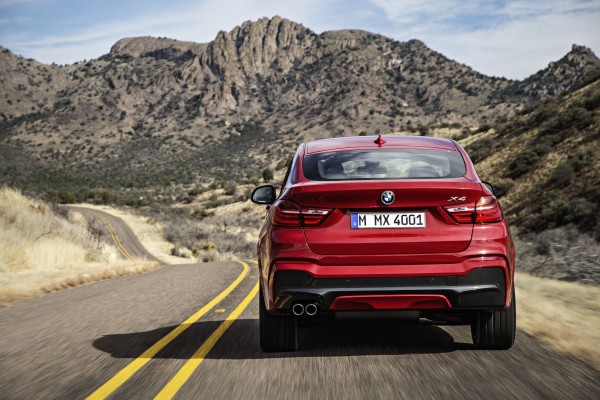 BMW X4 28i im Test, auf der Strasse von hinten, Heckansicht