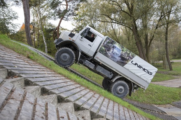 Mercedes_Unimog 2015 mit einer Steigfähigkeit von 100 Prozent