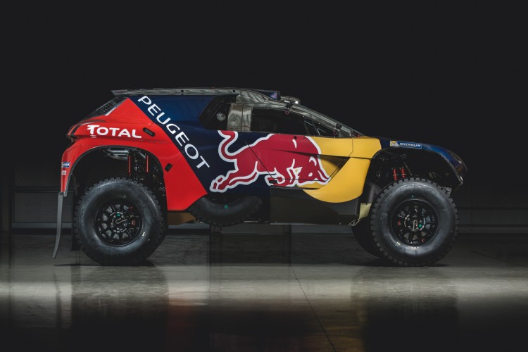 Peugeot hat den 2008 DKR für die Rallye Dakar 2016 grundlegend überarbeitet. Er ist jetzt breiter, schneller, flacher und stärker.