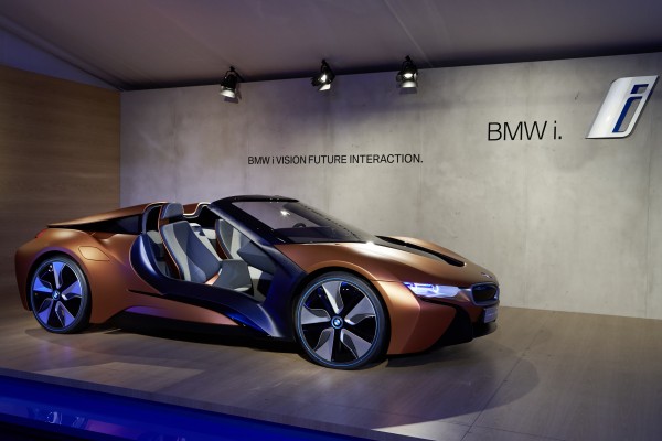 BMW i8 Spyder-Studie sowie Cloud-Diensten