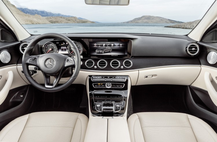 4x4Schweiz-News: die neue Mercedes-Benz E-Klasse (W 213) 2016, E 400 4MATIC, Interieur schwarz/macciato Interior black/macciato