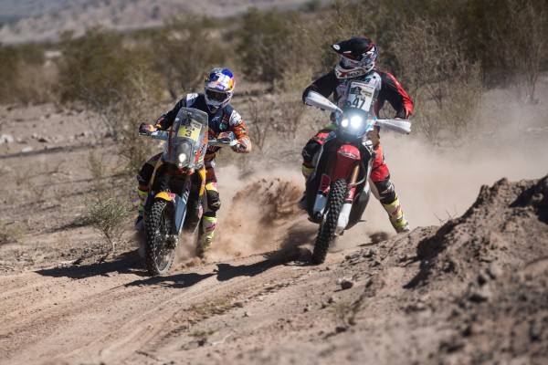 Dakar 2016 Der erste australische Dakar Sieger: Toby Price Red Bull KTM Factory Fahrer Toby Price fuhr in seiner Rookie Dakar 2015 auf Platz 3 vor und kehrt in noch besserer Form zurück. Trotz starker Konkurrenz behält der Aussie die Nerven und fährt den ersten Dakar Sieg seiner Karriere mit sattem Vorsprung ein. Hier überholt er #47 Kevin Benavides.