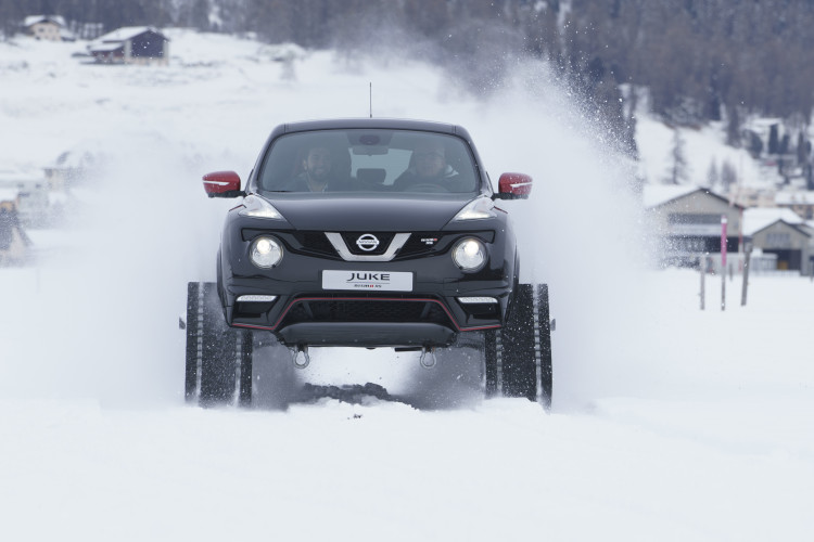 Nissan Juke Nismo Snow Fahrsituation frontal