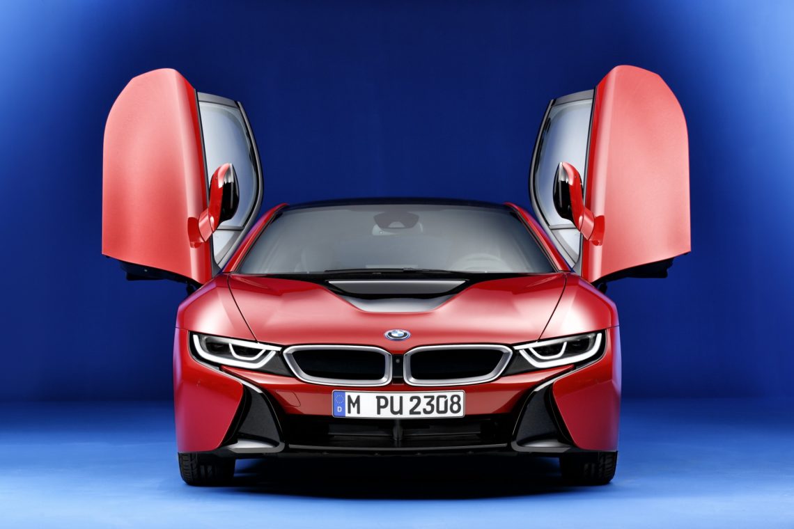 BMW i8 Protonic Red Edition Frontansicht mit geöffneten Flügeltüren