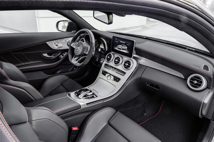 4x4Schweiz-News: Mercedes-AMG präsentiert mit dem Mercedes-AMG C 43 4Matic Coupé nun den kleineren Bruder des Mercedes-AMG C 63, ein Blick ins Cockpit