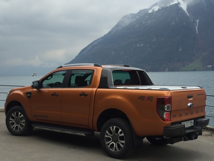 4x4Schweiz-News: der neue Ford Ranger Pick-up Heckansicht vor See