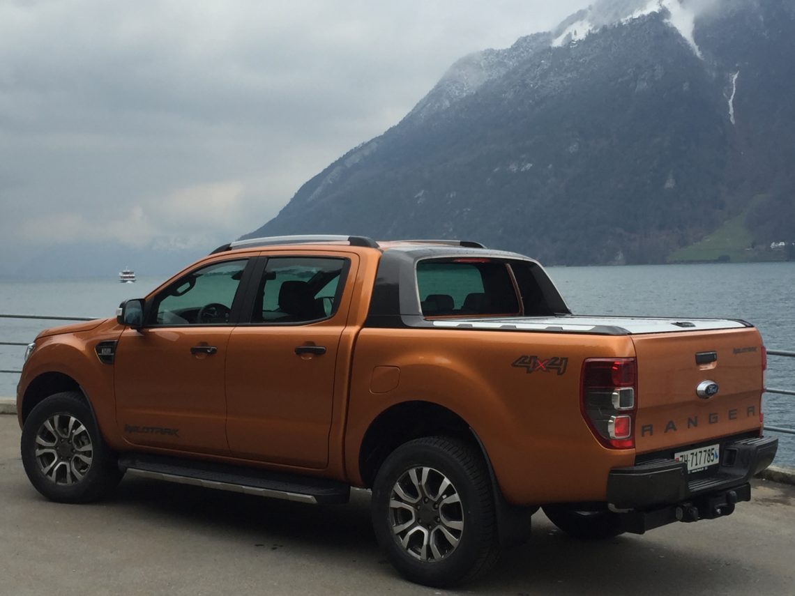 4x4Schweiz-News: der neue Ford Ranger Pick-up Heckansicht vor See