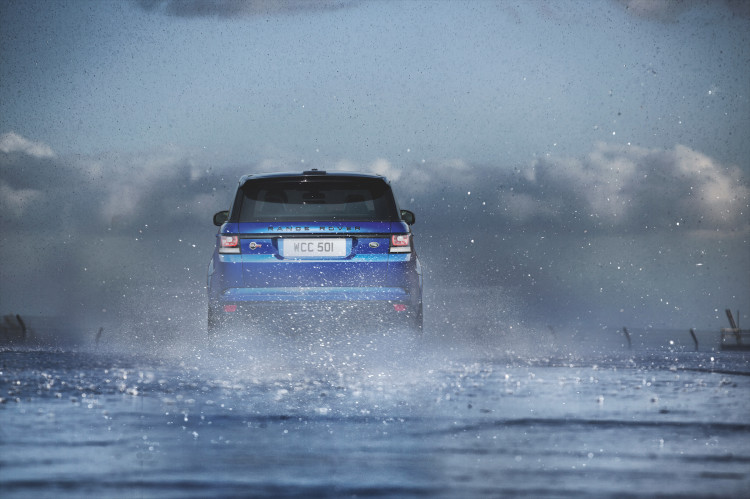 4x4Schweiz-Fahrbericht: Der Range Rover Sport SVR ist der stärkste und schnellste Land Rover aller Zeiten. 550 PS, 680 Nm stark und 260 km/h schnell. Watttiefe und Böschungswinkel sind unverändert, prahlen die Ingenieure: Auch als Sportler bleibe ein Land Rover schliesslich zu allererst einmal en Geländewagen.Range Rover Sport SVR auf der Rennstrecke im Regen von hinten