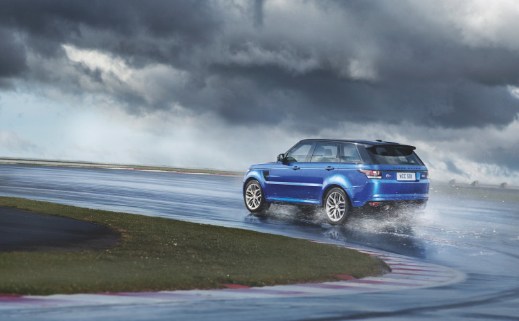 4x4Schweiz-Fahrbericht: Der Range Rover Sport SVR ist der stärkste und schnellste Land Rover aller Zeiten. 550 PS, 680 Nm stark und 260 km/h schnell. Watttiefe und Böschungswinkel sind unverändert, prahlen die Ingenieure: Auch als Sportler bleibe ein Land Rover schliesslich zu allererst einmal en Geländewagen. Range Rover Sport SVR auf der Rennstrecke im Regen