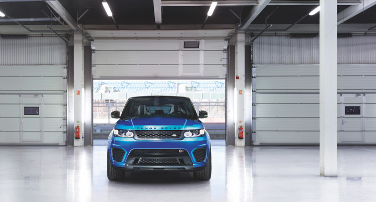 4x4Schweiz-Fahrbericht: Der Range Rover Sport SVR ist der stärkste und schnellste Land Rover aller Zeiten. 550 PS, 680 Nm stark und 260 km/h schnell. Watttiefe und Böschungswinkel sind unverändert, prahlen die Ingenieure: Auch als Sportler bleibe ein Land Rover schliesslich zu allererst einmal en Geländewagen. Range Rover Sport SVR Front, Frontansicht in Halle