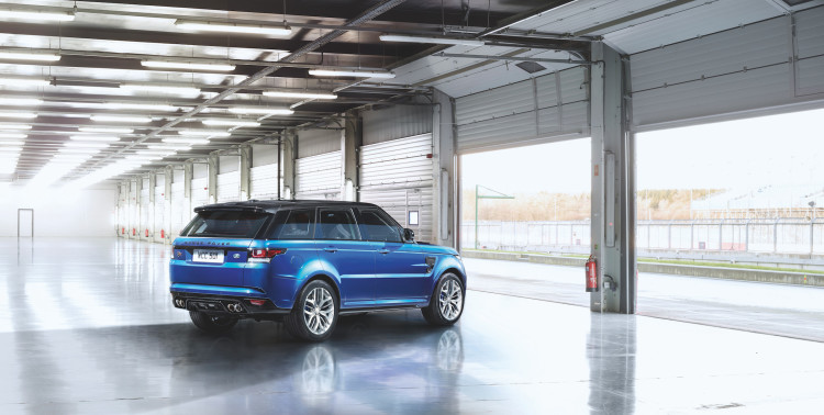 4x4Schweiz-Fahrbericht: Der Range Rover Sport SVR ist der stärkste und schnellste Land Rover aller Zeiten. 550 PS, 680 Nm stark und 260 km/h schnell. Watttiefe und Böschungswinkel sind unverändert, prahlen die Ingenieure: Auch als Sportler bleibe ein Land Rover schliesslich zu allererst einmal en Geländewagen. Seitenansicht in Halle