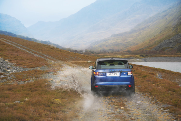 4x4Schweiz-Fahrbericht: Der Range Rover Sport SVR ist der stärkste und schnellste Land Rover aller Zeiten. 550 PS, 680 Nm stark und 260 km/h schnell. Watttiefe und Böschungswinkel sind unverändert, prahlen die Ingenieure: Auch als Sportler bleibe ein Land Rover schliesslich zu allererst einmal en Geländewagen.Range Rover Sport SVR auf Schottenpiste