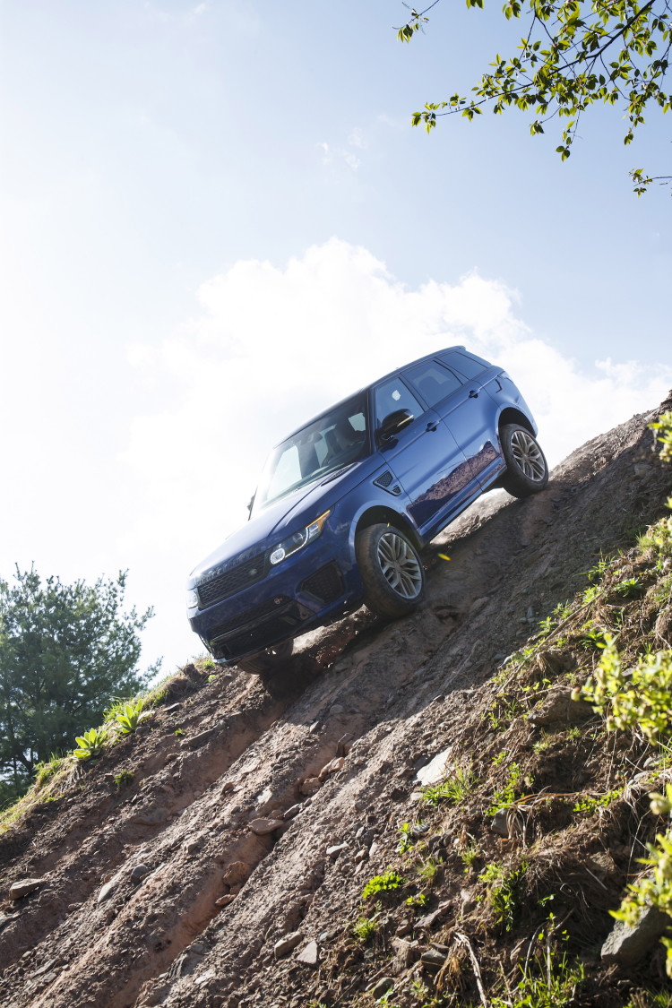 4x4Schweiz-Fahrbericht: Der Range Rover Sport SVR ist der stärkste und schnellste Land Rover aller Zeiten. 550 PS, 680 Nm stark und 260 km/h schnell. Watttiefe und Böschungswinkel sind unverändert, prahlen die Ingenieure: Auch als Sportler bleibe ein Land Rover schliesslich zu allererst einmal en Geländewagen. Range Rover Sport SVR im Gelände, Downhill