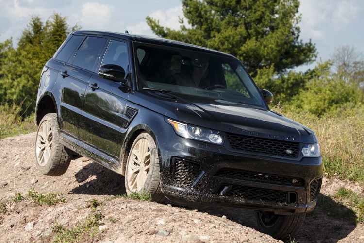 4x4Schweiz-Fahrbericht: Der Range Rover Sport SVR ist der stärkste und schnellste Land Rover aller Zeiten. 550 PS, 680 Nm stark und 260 km/h schnell. Watttiefe und Böschungswinkel sind unverändert, prahlen die Ingenieure: Auch als Sportler bleibe ein Land Rover schliesslich zu allererst einmal en Geländewagen.  Range Rover Sport SVR im Gelände